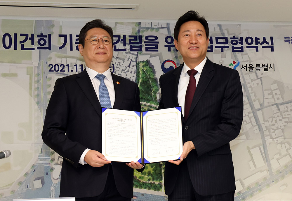 황희 문화체육관광부 장관이 10일 서울 종로구 서울공예박물관에서 열린 ‘가칭 이건희 기증관 건립을 위한 업무협약식’에서 오세훈 서울시장과 협약서에 서명한 뒤 기념촬영을 하고 있다.
