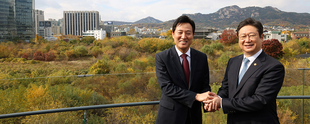 황희 문화체육관광부 장관이 10일 서울 종로구 서울공예박물관에서 열린 ‘가칭 이건희 기증관 건립을 위한 업무협약식’을 마치고 부지가 내려다 보이는 옥상에서 오세훈 서울시장과 기념촬영을 하고 있다.