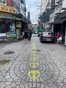 서울 홍대와 이태원 지역 인도에 나타난 기이한 노란색 방패