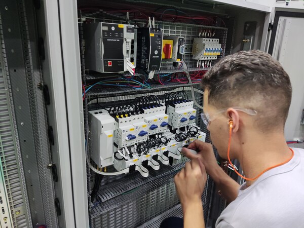 로크웰 오토메이션의 EtherNet/IP 인캐비닛 솔루션으로 제어 패널 배선 시간을 66% 단축한 Volga