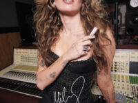 마일리 사이러스, 메이블린 뉴욕의 홍보대사로 위촉되면서 이 브랜드의 대표적인 시엠송 재해석