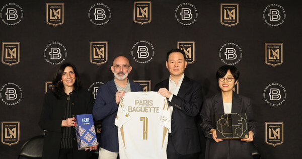 미국 캘리포니아주 로스앤젤레스FC(LAFC) 홈구장 BMO 스타디움에서 파리바게뜨가 LAFC와 공식 파트너십을 체결하고 기념 사진을 촬영하고 있다. 사진은 오른쪽부터 파리바게뜨 마케팅본부장 김연정 상무, 파리바게뜨 허진수 부회장, LAFC 래리 프리드먼 공동회장, 파리바게뜨 미주사업부 캐시 샤브네(Cathy Chavenet) CMO