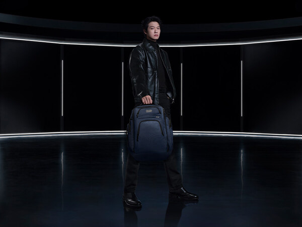 Wei Daxun pictured with the Alpha TUMI Brief Pack™ in Navy. Wei Daxun pictured with the Alpha TUMI Brief Pack™ in Navy.